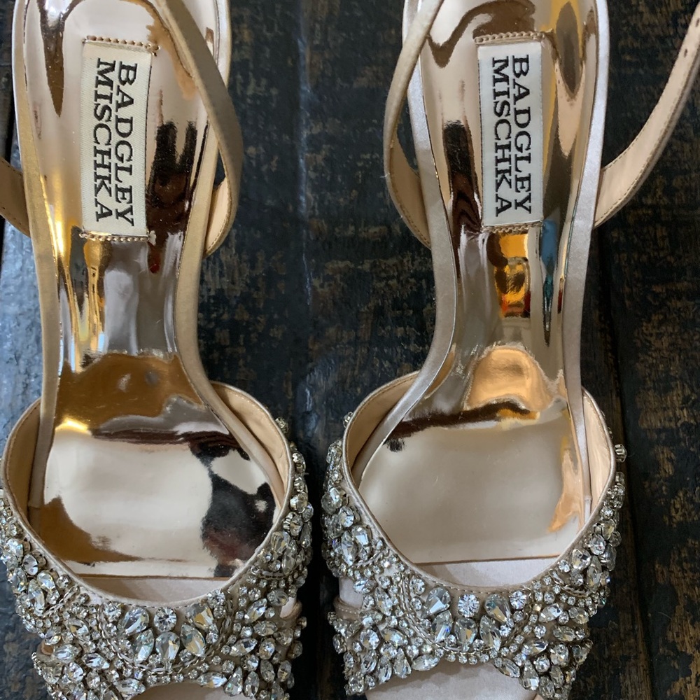 Badgley Mischka satin crystal pump. New! Sz 7